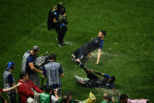 ブレーズ Matuidi フロントとフランスの後を祝うために芝生の上のフランスのオリヴィエ ジルー スライドを破ったクロアチアの最終戦 2018 Fifa ワールド カップ モスクワ — ストック写真