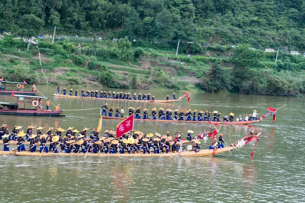 Chińczycy Mniejszości Etnicznej Miao Świętować Miao Dragon Boat Festival Gminie — Zdjęcie stockowe