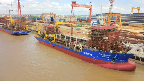 Dos Buques Dragado Atracan Puerto Durante Una Ceremonia Lanzamiento Ciudad — Foto de Stock