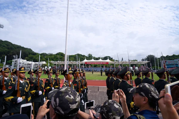 中国人民解放军 中国人民解放军 驻港部队士兵在校园开放日活动中预演 庆祝香港回归祖国 21Th 2017年7月2日 — 图库照片