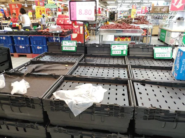 2018年9月15日 今年第22号台风 曼格胡特 登陆中国广东省深圳市之前 家乐福超市的蔬菜已售完 — 图库照片
