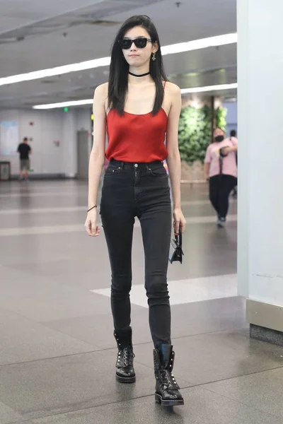 Chinese Model Mengyao Better Known Ming Dresed Sexy Red Camisole — Stock Photo, Image