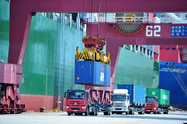 Vehículo Grúa Levanta Contenedor Para Ser Enviado Extranjero Desde Camión — Foto de Stock