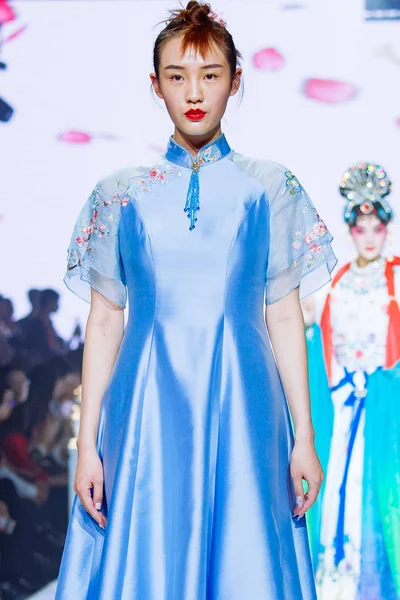 오페라 패션쇼 2018 동안에 베이징 2018에 새로운 창조를 — 스톡 사진