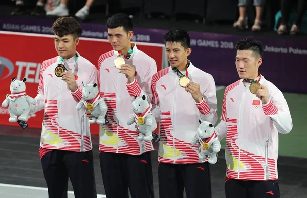 Złoty Medalista Chińscy Koszykarze Pozować Ceremonii Wręczenia Nagród Dla Mężczyzn — Zdjęcie stockowe