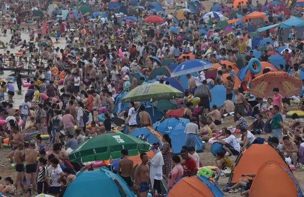 2018年8月7日 在中国东北辽宁省大连市 成群结队的度假者涌向海滩度假村降温 — 图库照片