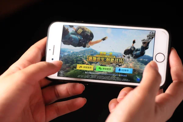 Čínský Hráč Mobilní Hry Hraje Tencent Line Game Royale Bitevním — Stock fotografie