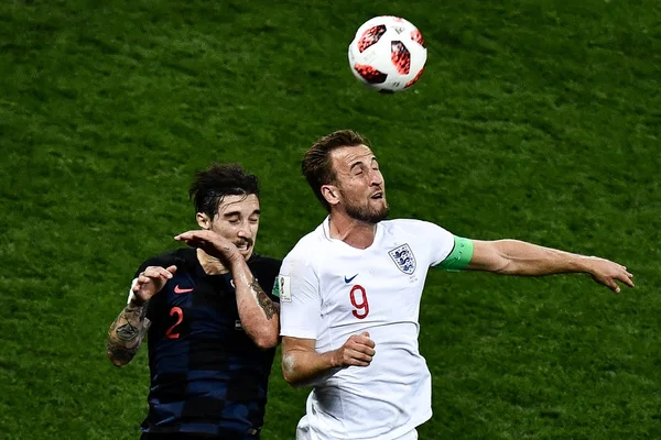 Harry Kane Aus England Rechts Fordert Sime Vrsaljko Aus Kroatien — Stockfoto