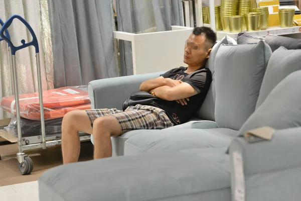 Residente Chino Local Duerme Sofá Una Tienda Muebles Ikea Para —  Fotos de Stock