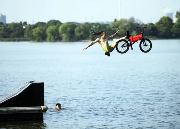 Ciclista Bmx Motocross Bicicleta Salta Para Lago Leste Para Refrescar — Fotografia de Stock