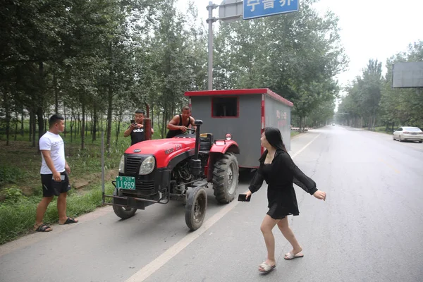 Local Residents Look Tractor Refitted Caravan Chinese Father Liu Ningliang — Stock fotografie