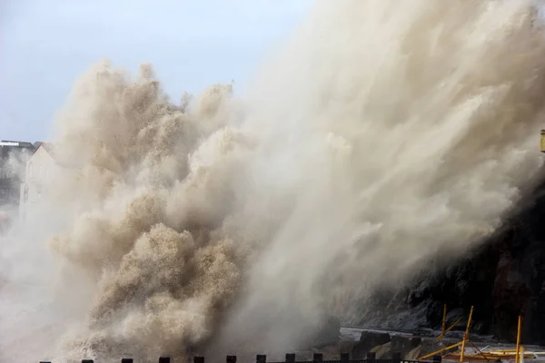 Golven Van Een Getijde Boring Veroorzaakt Door Typhoon Maria Surge — Stockfoto
