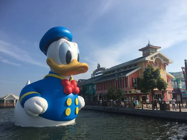Een Meter Hoge Opblaasbare Donald Duck Zien Aan Lakeside Disney — Stockfoto