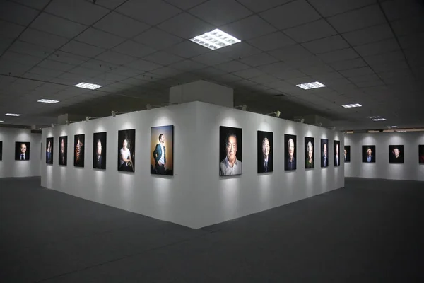 Retratos Empresários Celebridades Chinesas Estão Exibição Durante Exposição Fotografia Individual — Fotografia de Stock