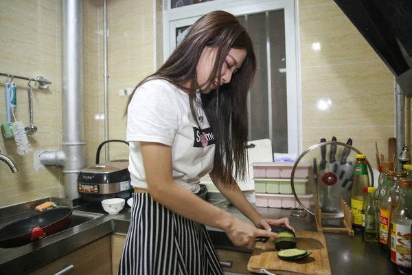 Китайський Пост 95S Доставки Дівчина Qunqun Робить Посуд Після Щоденної — стокове фото