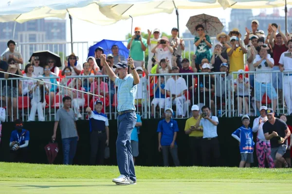 American Golf Gracz Joseph Winslow Obchodzi Zdobyciu Mistrzostwa Yantai Siódmy — Zdjęcie stockowe