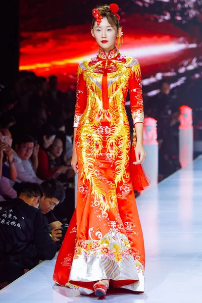 モデルは オペラをテーマにしたファッションショー 2018 北京ファッションウィーク期間中に北京 2018 日に新しい創造を表示します — ストック写真