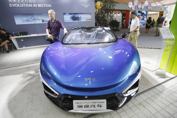 2017年9月18日 在中国上海举行的展览会上展出了一辆前图汽车发动机 — 图库照片