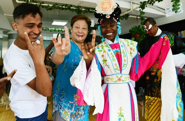 Maestro Guía Estudiantes Extranjeros Para Aprender Movimiento Ópera Pekín Ciudad — Foto de Stock