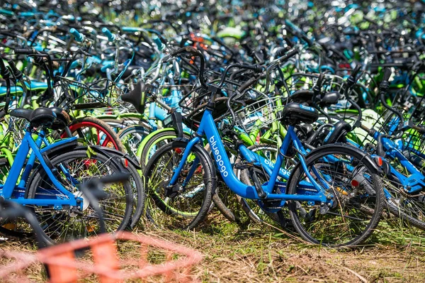 Bicicletas Abandonadas Serviços Compartilhamento Bicicletas Chinesas São Empilhadas Topo Montanha — Fotografia de Stock