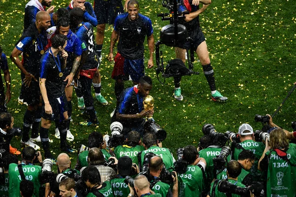 2018年7月15日 在俄罗斯莫斯科举行的2018年亚足联世界杯上 法国在最后一场比赛中击败克罗地亚 法国选手布莱斯 马图伊迪亲吻了世界杯奖杯 — 图库照片