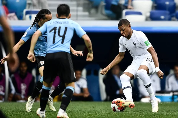 Kylian Mbappe Right France Passes Ball Players Uruguay Quarterfinal Match — Stock Photo, Image