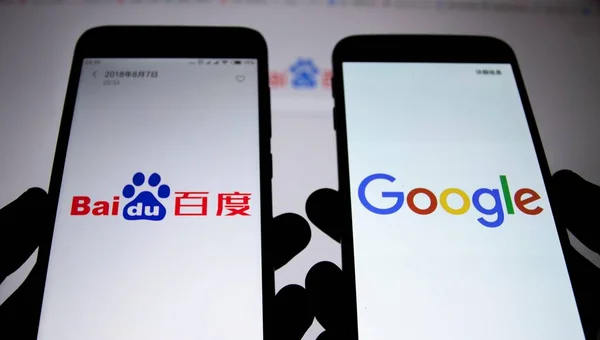 Ein chinesischer Handynutzer betrachtet die Logos von baidu, links, und googelt auf seinem Smartphone in chongqing, China, 7. August 2018 — Stockbild Ein Chinesischer Handynutzer Betrachtet Die Logos Von Baidu Links Und — Stockfoto