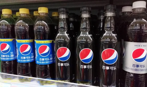 Las Botellas Coque Pepsi Representan Supermercado Ciudad Changzhou Provincia Jiangsu —  Fotos de Stock