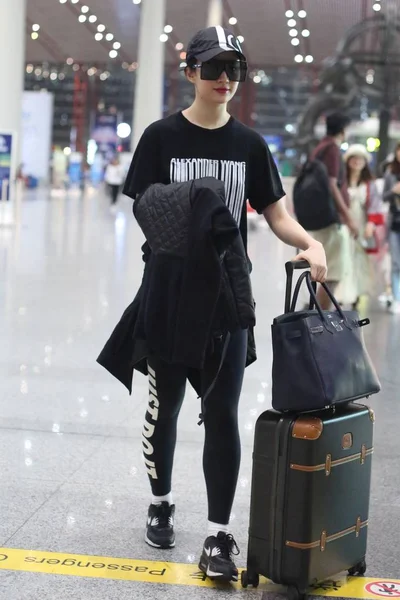 Kinesisk Skådespelerska Liu Yifei Anländer Beijing Capital International Airport Beijing — Stockfoto