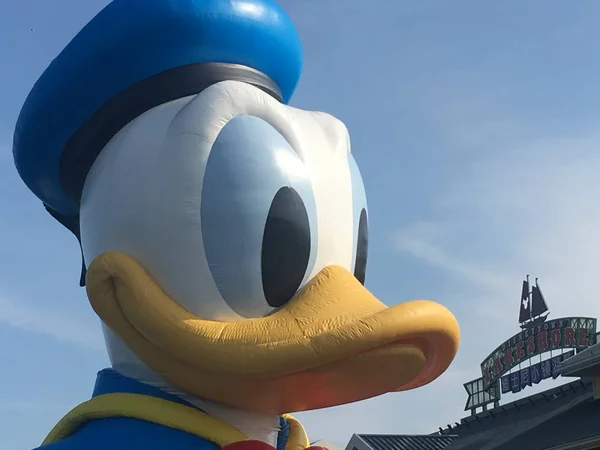 Eine Meter Hohe Aufblasbare Donald Ente Wird Seeufer Der Disneystadt — Stockfoto