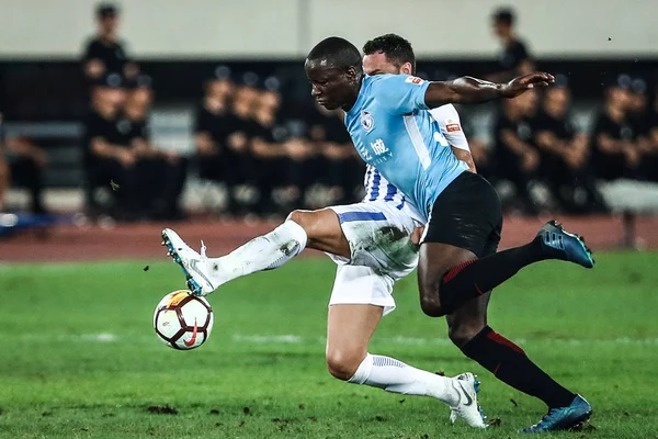 Zimbabwean Football Player Nyasha Mushekwi Dalian Yifang Left Challenges Serbian — 스톡 사진