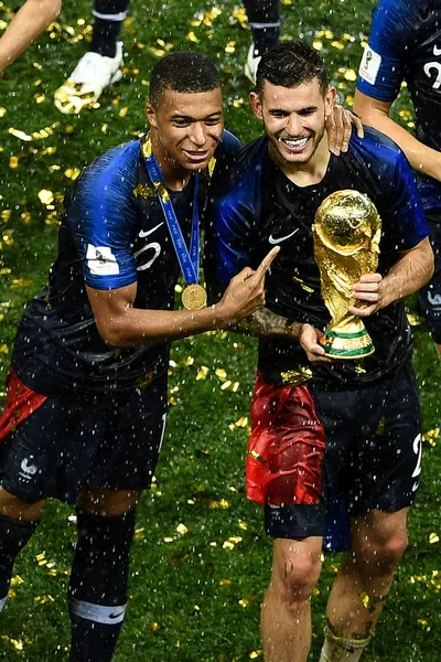 Kylian Mbappe Lewo Lucas Hernandez Francji Pozować World Cup Trofeum — Zdjęcie stockowe