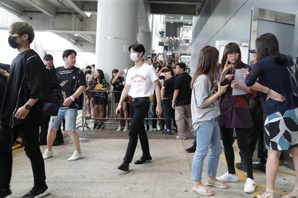 Membri Del Gruppo Giovanile Sudcoreano Wanna One Arrivano All Aeroporto — Foto Stock