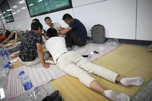 Čínských Migrantů Stavební Dělníci Odpočívat Dočasné Přístřeší Rámci Přípravy Nadcházející — Stock fotografie