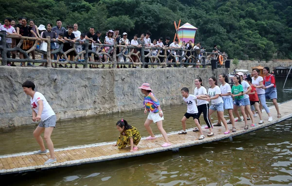 Holidaymakers Try Keep Balance Wag Side Side Wonky Bridge Scorching — Stock Photo, Image