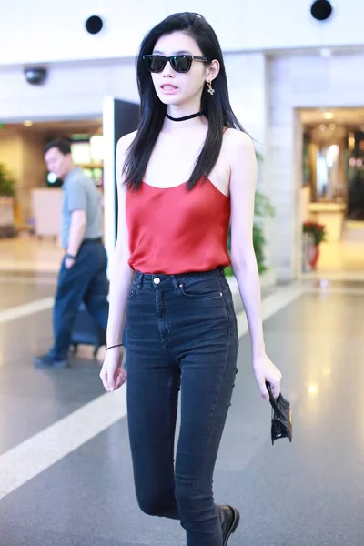 Chinese Model Mengyao Better Known Ming Dresed Sexy Red Camisole — Stock Photo, Image