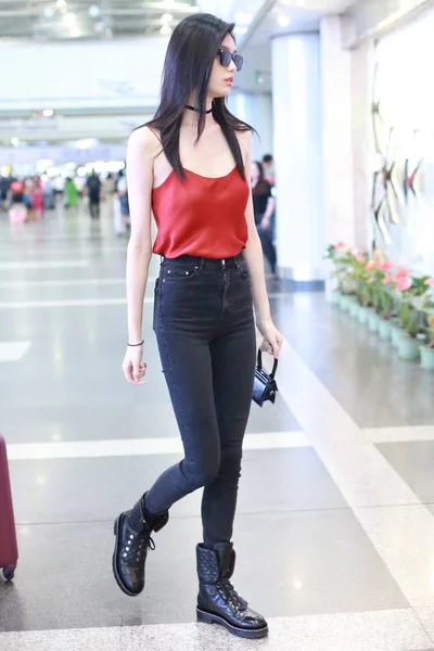 Китайская Модель Мэнъяо Известная Мин Одетая Сексуально Красный Топ Узкие — стоковое фото