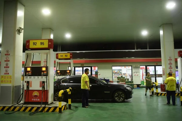 Veículos Estão Sendo Reabastecidos Posto Gasolina Cnpc China National Petroleum — Fotografia de Stock