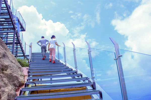 Pessoas Visitam Primeira Escada Fundo Vidro China Longo Penhasco Cidade — Fotografia de Stock