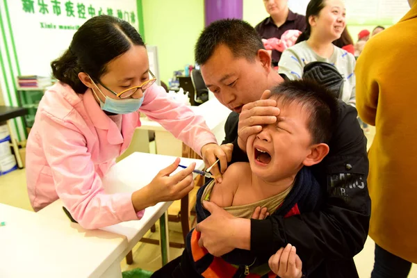 File Kinesisk Medicinsk Arbetare Vaccinerar Ung Pojke Vid Sjukdoms Kontroll — Stockfoto