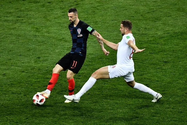 Jordan Henderson Aus England Rechts Fordert Den Kroaten Marcelo Brozovic — Stockfoto