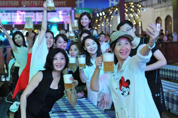Turisti Cinesi Posa Selfie Mentre Godono Birra Durante 28Esimo Festival — Foto Stock