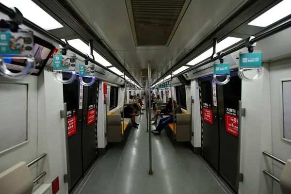 Пассажиры Садятся Поезд Метро Линии Распыляя Нанофотокатализатор Устранения Бактерий Запаха — стоковое фото