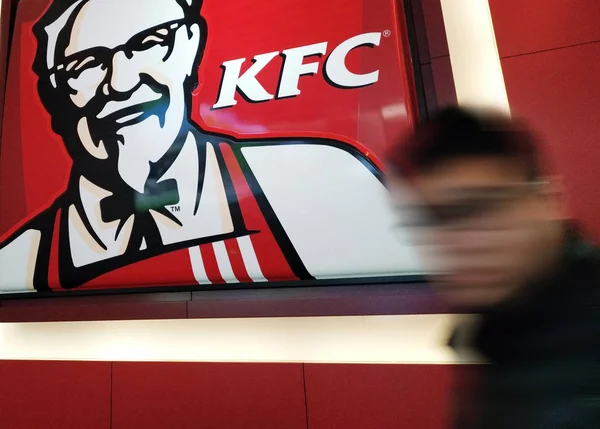 Pedestre Passa Por Restaurante Fast Food Kfc Yum Brands Cidade — Fotografia de Stock