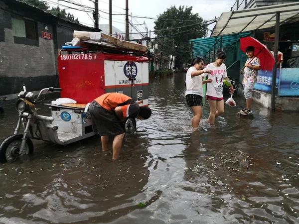 Местные Жители Идут Затопленной Улице Вызванной Проливными Дождями Пекине Китай — стоковое фото