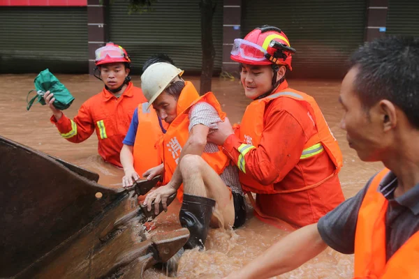 2018年7月2日 中国西南部四川省成都市浦江县寿安镇 中国救援人员在暴雨引发的洪水中疏散当地居民 — 图库照片