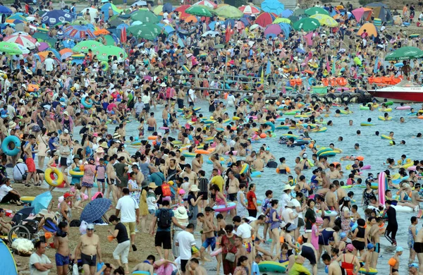Více Než 000 Rekreantů Hrnou Beach Resort Ochladit Horkém Dni — Stock fotografie