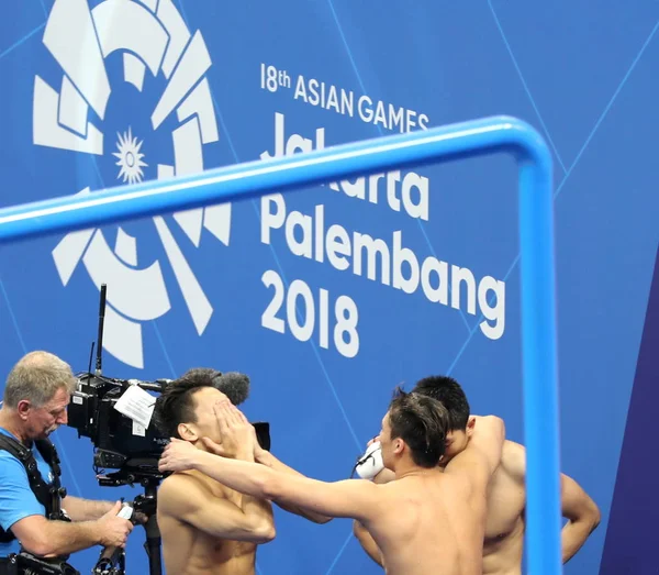 Kinesiske Svømmere Fejrer Efter Have Vundet Mændenes 4X100 Medley Relæ - Stock-foto