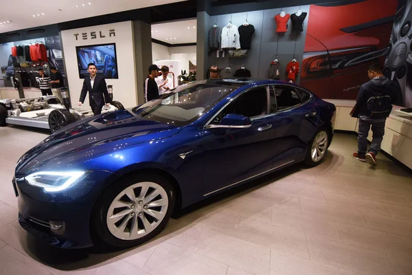 Auto Elettrica Tesla Model Mostra Negozio Distribuzione Tesla Nella Città — Foto Stock