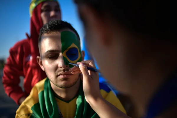 Tifoso Dipinto Con Una Bandiera Nazionale Brasiliana Sulla Faccia Fuori — Foto Stock